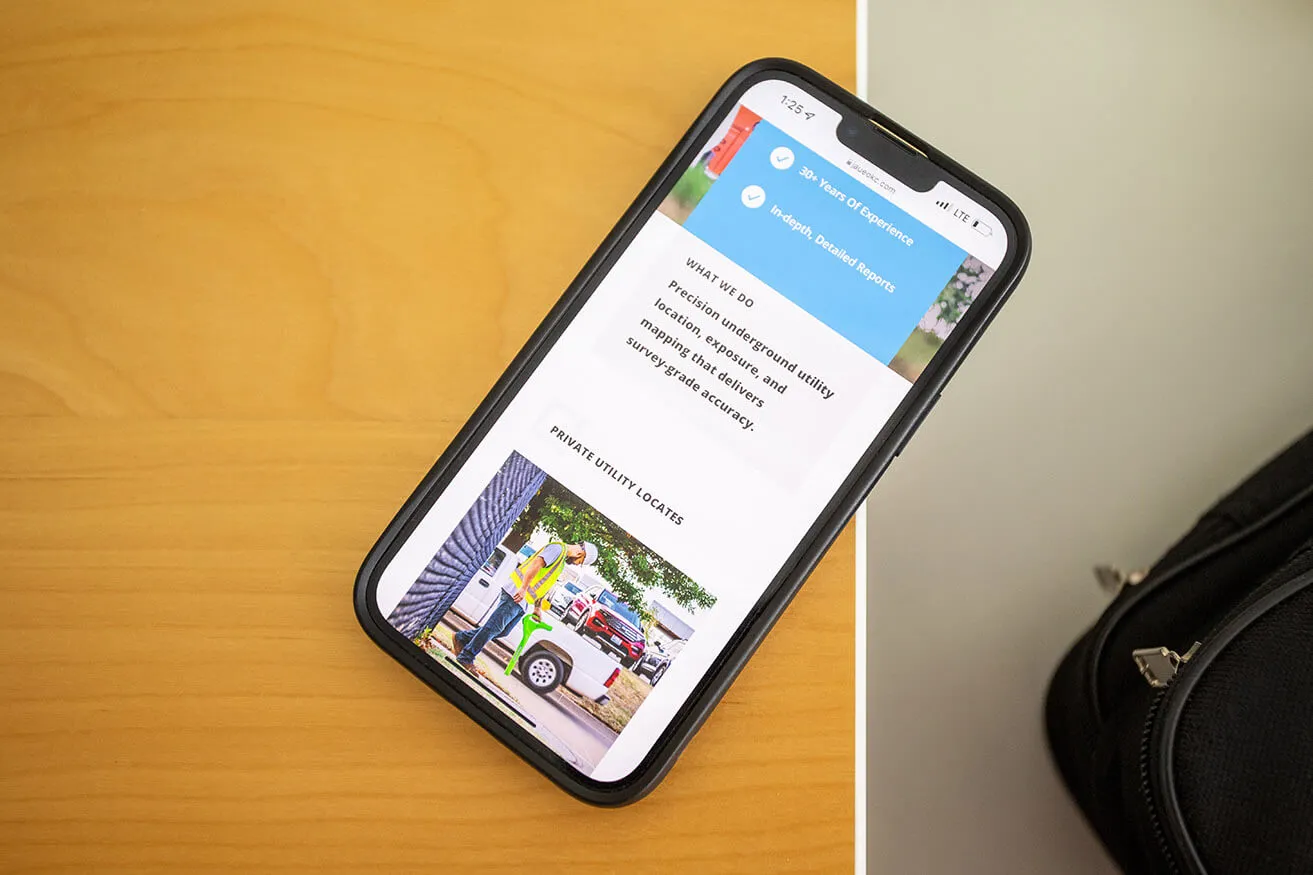 What Is Website Design Dallas Accessibility and Why Is It Important? - myheartcreative The Dallas web design for JAUE with a simple, easy-to-understand design on a mobile phone.